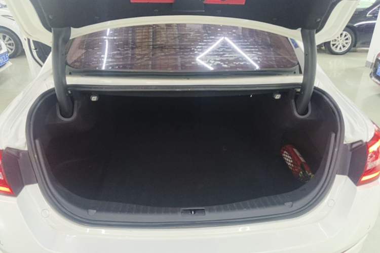 Used Hongqi H5 2018 30TD Smart Connect Dynamic Edition Trunk