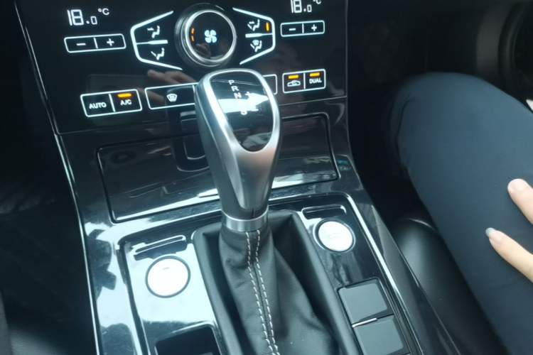 Used Hongqi H5 2019 30TD Dynamic Edition Gear Lever