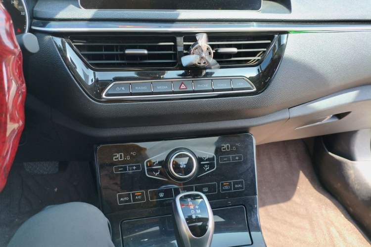 Used Hongqi H5 2019 30TD Dynamic Edition Audio And AC Panel