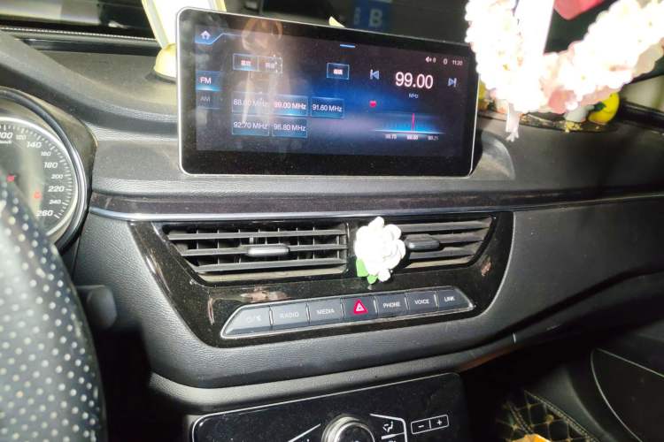 Used Hongqi H5 2019 30TD Smart Connect Dynamic Edition Audio And AC Panel