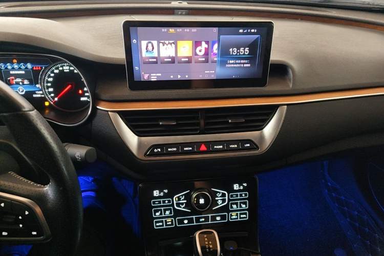 Used Hongqi H5 2019 30TD Smart Connect Dynamic Edition Audio And AC Panel