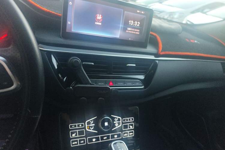 Used Hongqi H5 2019 30TD Smart Connect Dynamic Edition Audio And AC Panel