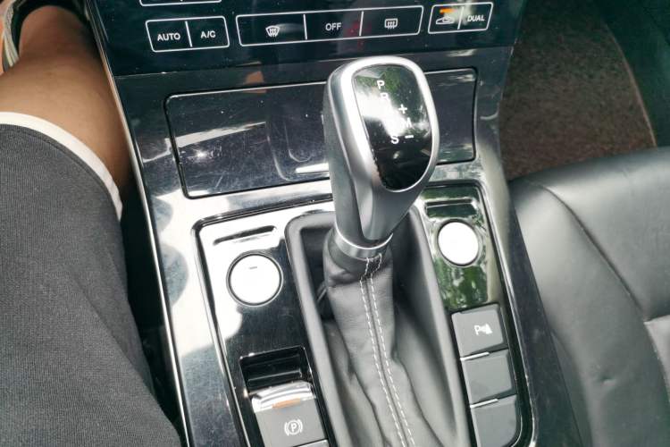 Used Hongqi H5 2019 30TD Smart Connect Dynamic Edition Gear Lever