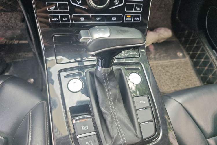 Used Hongqi H5 2019 30TD Smart Connect Dynamic Edition Gear Lever