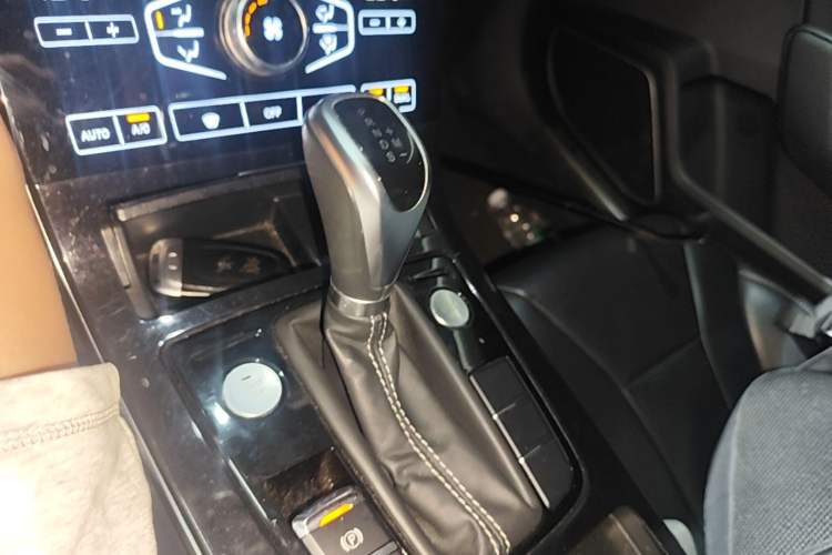 Used Hongqi H5 2019 30TD Dynamic Edition Gear Lever