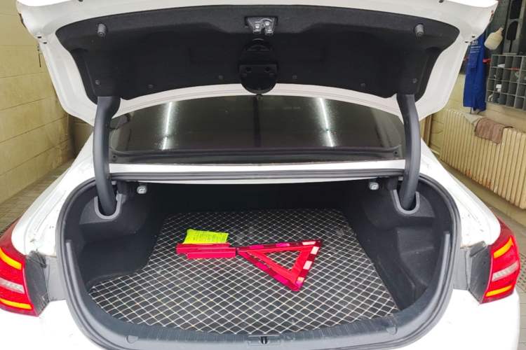 Used Hongqi H5 2019 30TD Smart Connect Dynamic Edition Trunk