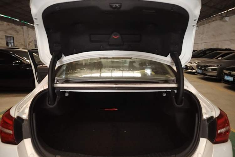 Used Hongqi H5 2019 30TD Dynamic Edition Trunk