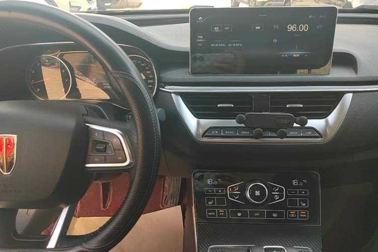 Used Hongqi H5 2020 1.8T Automatic Smart Connect Flagship Edition Audio And AC Panel