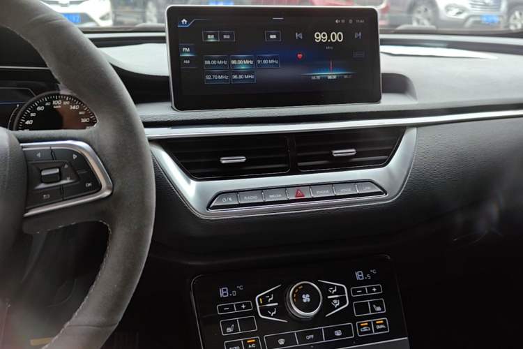 Used Hongqi H5 2020 1.8T Automatic Smart Connect Flagship Edition Audio And AC Panel
