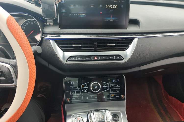 Used Hongqi H5 2020 1.8T Automatic Smart Connect Flagship Edition Audio And AC Panel