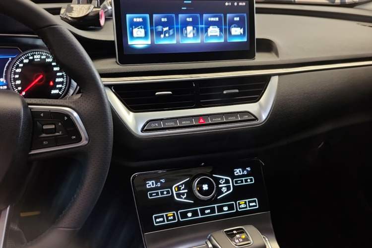 Used Hongqi H5 2020 1.8T Automatic ZhiLian QiYun Edition Audio And AC Panel