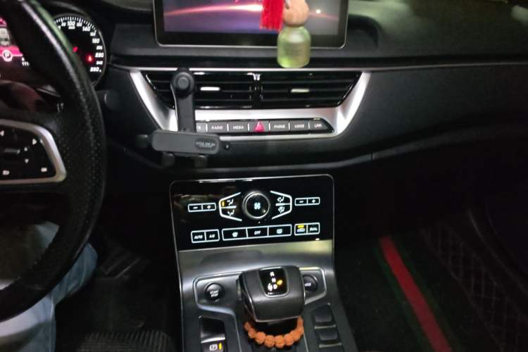 Used Hongqi H5 2020 1.5T DCT Flagship Edition Audio And AC Panel