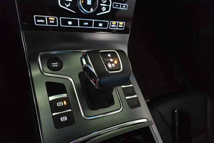 Used Hongqi H5 2020 1.8T Automatic ZhiLian QiYun Edition Gear Lever