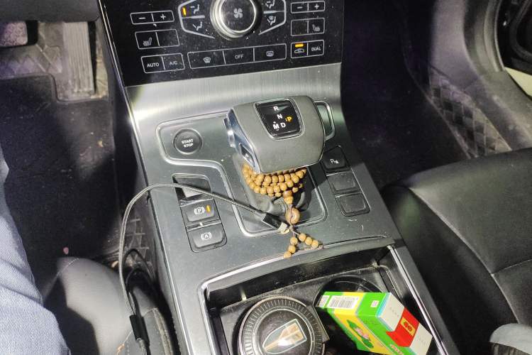 Used Hongqi H5 2020 1.8T Automatic Smart Connect Flagship Edition Gear Lever