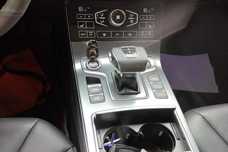 Used Hongqi H5 2020 1.8T Automatic Smart Connect Flagship Edition Gear Lever