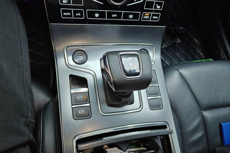 Used Hongqi H5 2020 1.8T Automatic Smart Connect Flagship Edition Gear Lever