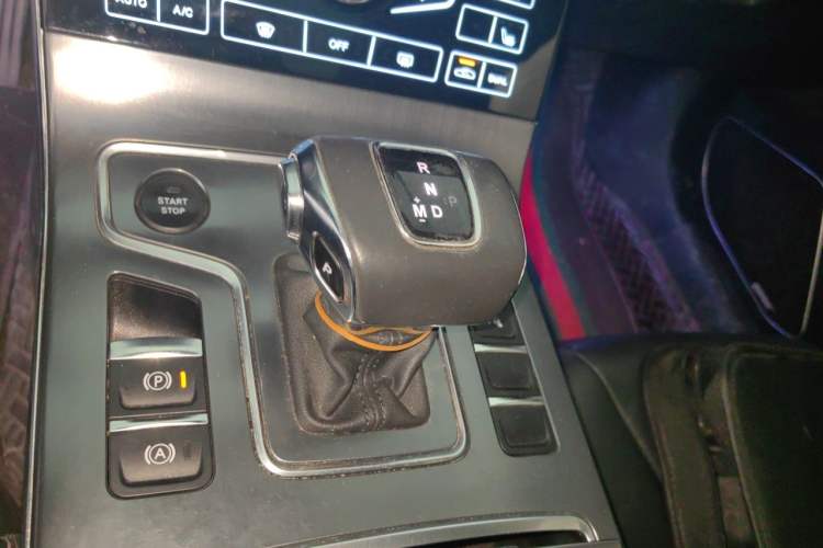 Used Hongqi H5 2020 1.8T Automatic Smart Connect Flagship Edition Gear Lever