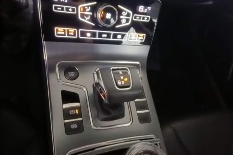 Used Hongqi H5 2020 1.8T Automatic ZhiLian QiYun Edition Gear Lever