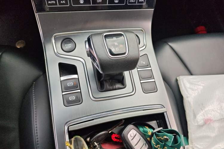 Used Hongqi H5 2020 1.8T Automatic Smart Connect Flagship Edition Gear Lever