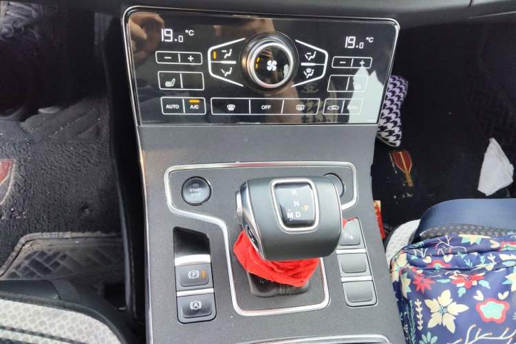 Used Hongqi H5 2020 1.8T Automatic Smart Connect Flagship Edition Gear Lever