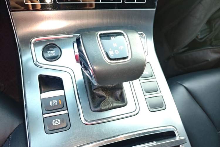 Used Hongqi H5 2020 1.8T Automatic Smart Connect Flagship Edition Gear Lever