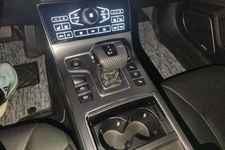 Used Hongqi H5 2020 1.8T Automatic Smart Connect Flagship Edition Gear Lever