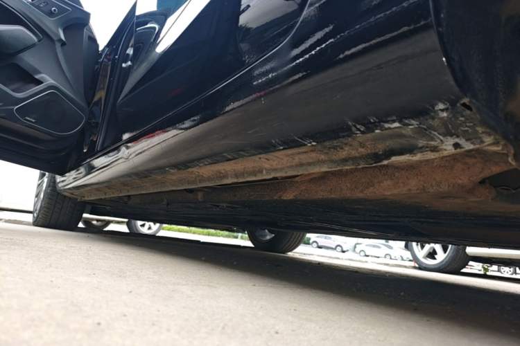 Used Hongqi H5 2020 1.8T Automatic Smart Connect Flagship Edition Left Side Sill