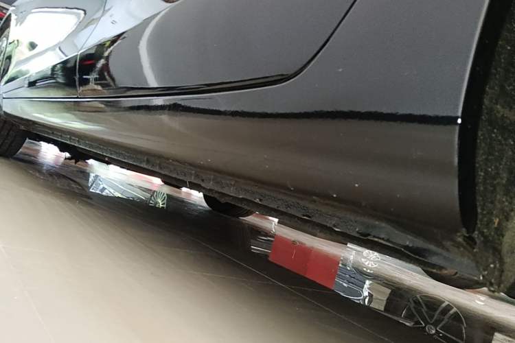 Used Hongqi H5 2020 1.8T Automatic Smart Connect Flagship Edition Left Side Sill