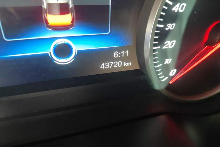 Used Hongqi H5 2020 1.8T Automatic Smart Connect Flagship Edition Odometer Close Up
