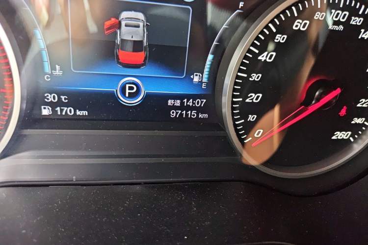 Used Hongqi H5 2020 1.8T Automatic Smart Connect Flagship Edition Odometer Close Up