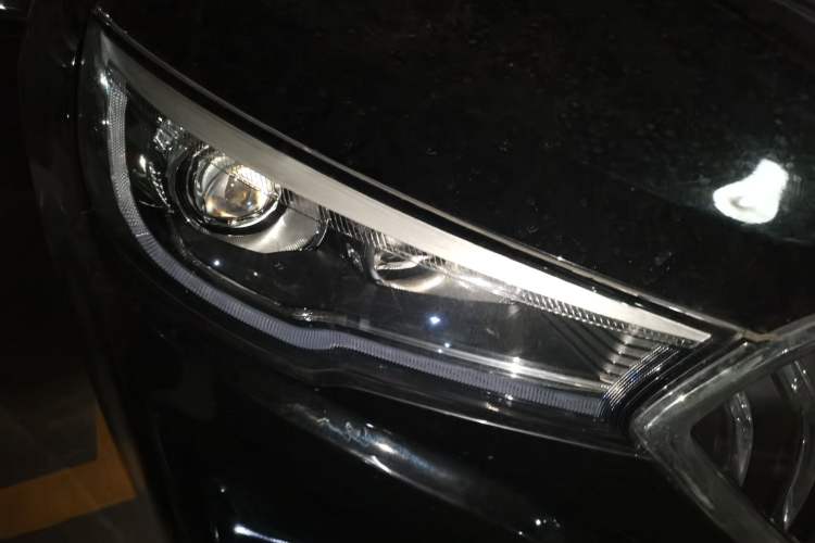 Used Hongqi H5 2020 1.8T Automatic ZhiLian QiYun Edition Right Front Headlight