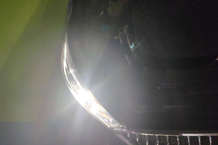Used Hongqi H5 2020 1.8T Automatic ZhiLian QiYun Edition Right Front Headlight
