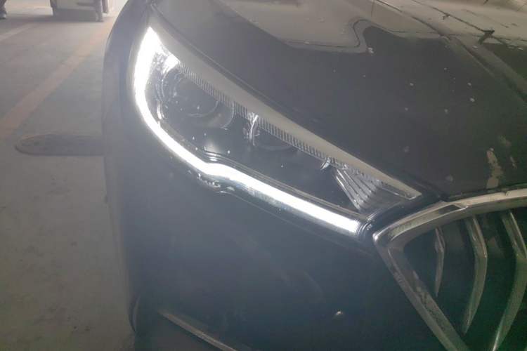 Used Hongqi H5 2020 1.8T Automatic Smart Connect Flagship Edition Right Front Headlight