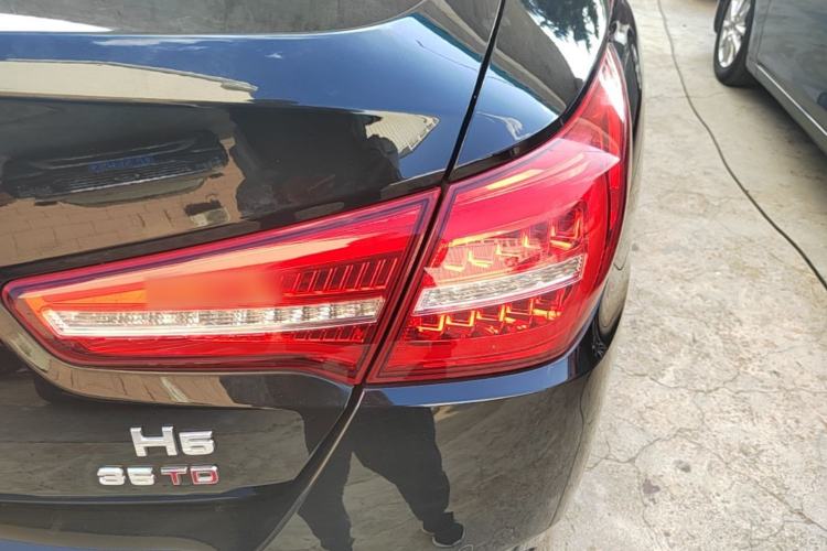 Used Hongqi H5 2020 1.8T Automatic Smart Connect Flagship Edition Right Rear Taillight
