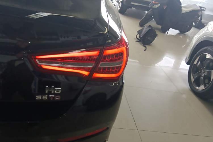 Used Hongqi H5 2020 1.8T Automatic ZhiLian QiYun Edition Right Rear Taillight