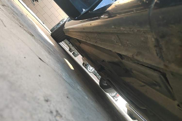 Used Hongqi H5 2020 1.8T Automatic Smart Connect Flagship Edition Right Side Sill
