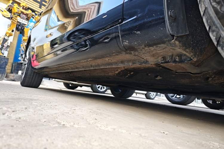Used Hongqi H5 2020 1.8T Automatic Smart Connect Flagship Edition Right Side Sill