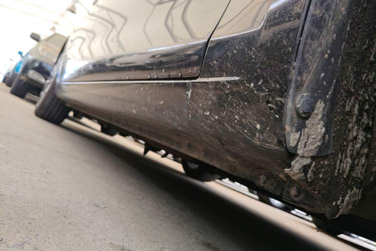 Used Hongqi H5 2020 1.8T Automatic Smart Connect Flagship Edition Right Side Sill