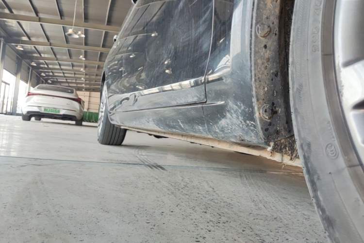 Used Hongqi H5 2020 1.8T Automatic Smart Connect Flagship Edition Right Side Sill