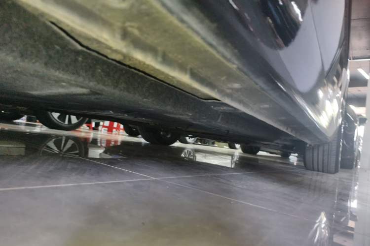 Used Hongqi H5 2020 1.8T Automatic Smart Connect Flagship Edition Right Side Sill