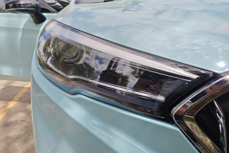 Used Hongqi H5 2020 1.8T Automatic ZhiLian QiYun Edition Right Front Headlight