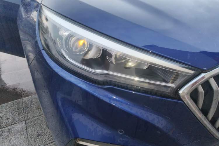 Used Hongqi H5 2020 1.8T Automatic Smart Connect Flagship Edition Right Front Headlight