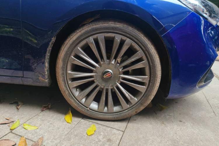 Used Hongqi H5 2020 1.8T Automatic Smart Connect Flagship Edition Right Front Wheel Hub