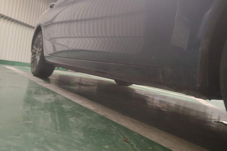 Used Hongqi H5 2020 1.5T DCT Flagship Edition Right Side Sill
