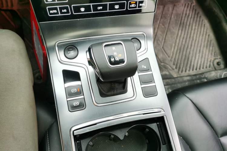Used Hongqi H5 2020 1.8T Automatic Smart Connect Flagship Edition Gear Lever
