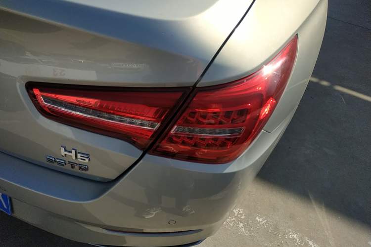 Used Hongqi H5 2020 1.8T Automatic Smart Connect Flagship Edition Right Rear Taillight