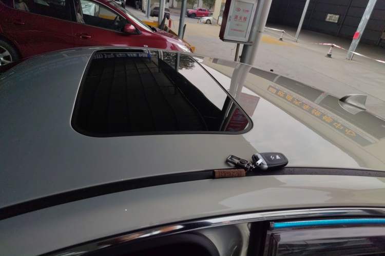 Used Hongqi H5 2020 1.5T DCT Flagship Edition Roof