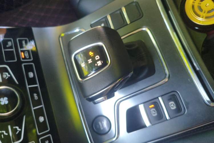 Used Hongqi H5 2020 1.8T Automatic Smart Connect Flagship Edition Gear Lever