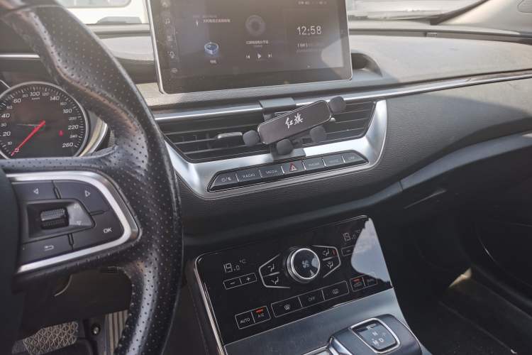 Used Hongqi H5 2020 1.8T Automatic ZhiLian QiYun Edition Audio And AC Panel