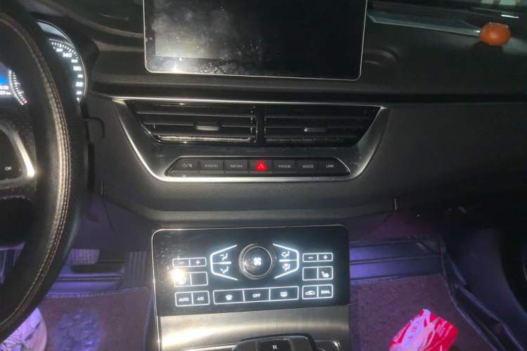 Used Hongqi H5 2020 1.8T Automatic Smart Connect Flagship Edition Audio And AC Panel